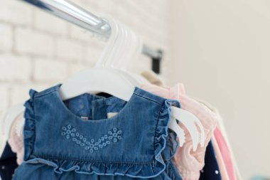 Çocuk giysileri arka plan üzerinde Kapat