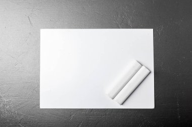 beyaz kağıt bir masada tebeşirler, yakın çekim 