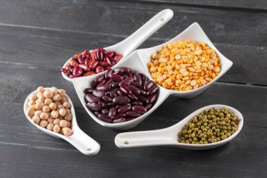 Kuru fasulye seramik kaşık ve kaseler, yakın çekim karışık 