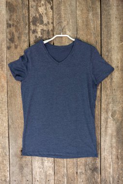 T-Shirt üzerine ahşap arka plan üstten görünüm 