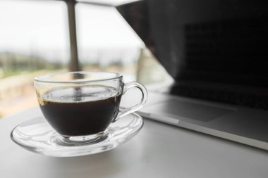 Dizüstü bilgisayar ve kahve ile çalışma alanı'nın yakın çekim