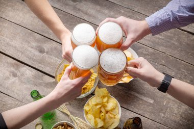 İnsan eli ve bira gözlük 