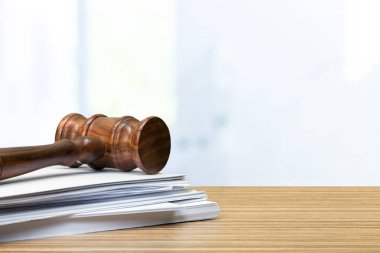 Yargıç çekiç beyaz kağıt ve masa