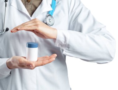Bir hap tutan kadın doktor. Beyaz izole.