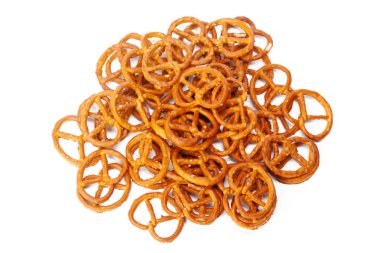 Beyaz arka plan üzerinde izole sırlı ve tuzlu kraker