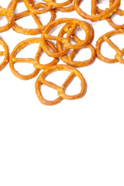 Beyaz arka plan üzerinde izole sırlı ve tuzlu kraker