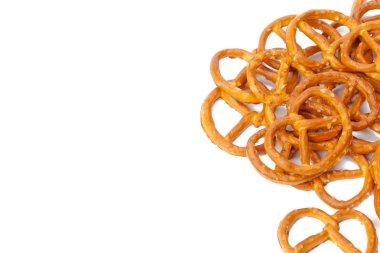 Beyaz arka plan üzerinde izole sırlı ve tuzlu kraker