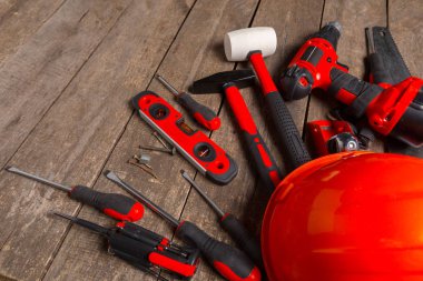 Ahşap arka planda çeşitli çalışma araçları