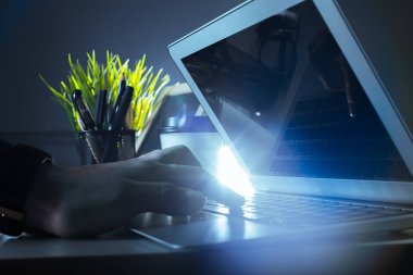 el laptop closeup yazarak kişinin