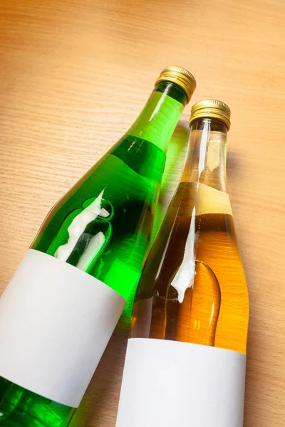 Wasserflasche Auf Dem Holztisch — Stockfoto