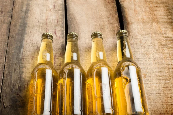 Butelek Piwa Drewnianym Stole Zbliżenie — Zdjęcie stockowe