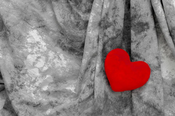 Rött Hjärta Grå Textil Närbild Alla Hjärtans Dag Koncept — Stockfoto