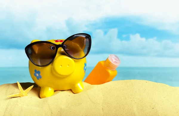 Zomer Piggy Bank Met Zonnebril Het Strand — Stockfoto