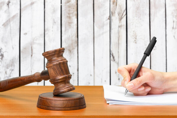 Juez Escribiendo Papel Sala Del Tribunal — Foto de Stock