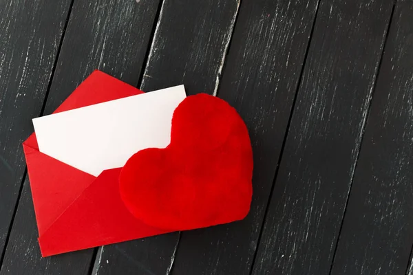 木製のテーブル クローズ アップ バレンタイン日コンセプトに赤いハートの封筒メール — ストック写真