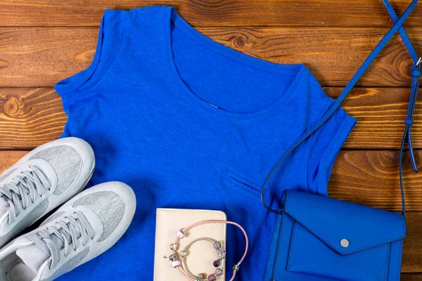 Bayan giyim ve aksesuarları üzerinde ahşap masa, yakın çekim 