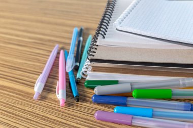 Renkli kalem ve sketchbook bir tablo