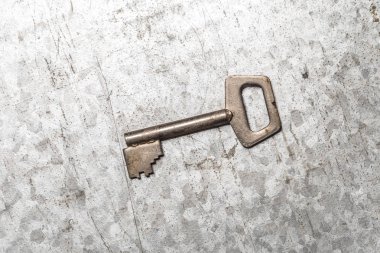 Gri arka plan üzerinde eski anahtar