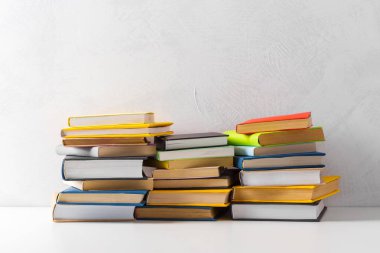  Masadaki bir yığın kitap.