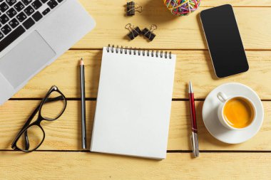 Office tablo arka plan ile kahve Kupası, kalemler ve bilgisayar klavye. İş işyeri veya çalışma alanı kavramı. 