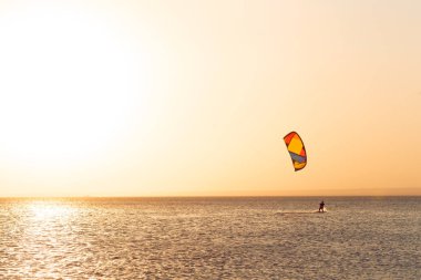 Gün batımında Kitesurfing denizde