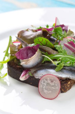 sandviç ahşap masa üzerinde Kapat