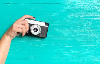 retro bir kamera tutarak kadının elleri