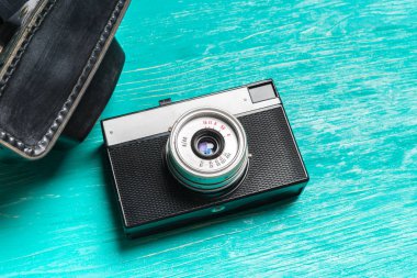 Ahşap masa arka plan üzerinde eski retro fotoğraf makinesi