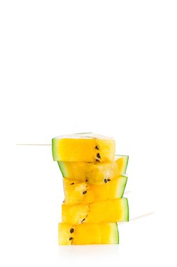 Beyaz arkaplanda sarı karpuz