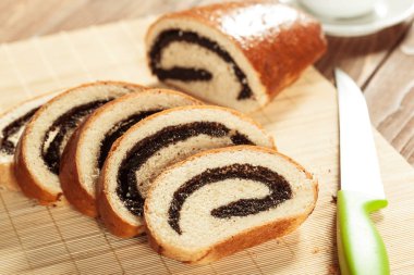 ahşap masa üzerinde taze pişmiş ekmek