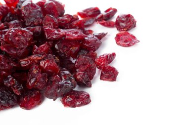 Kuru üzümler beyaz arkaplanda izole