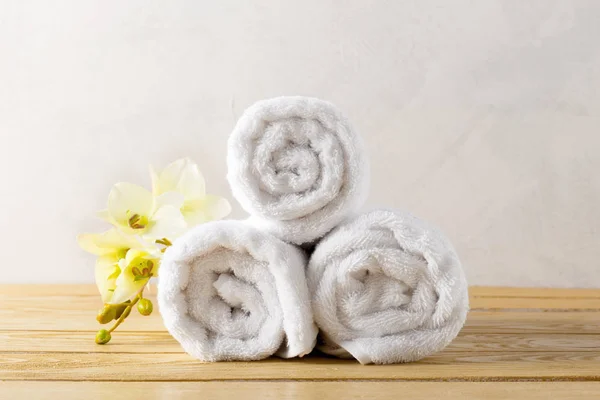 towels roll with flower