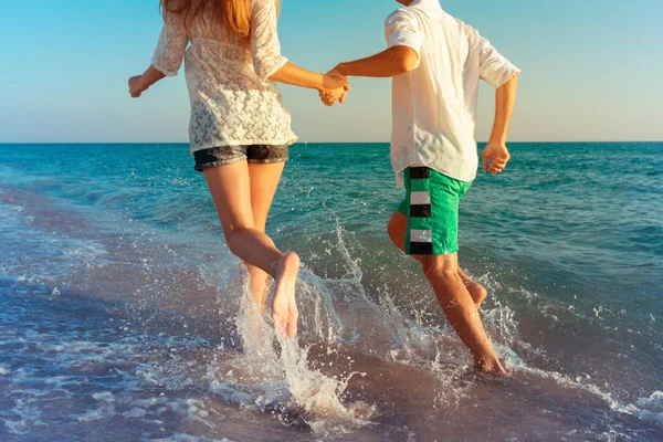 Feliz Jovem Casal Aproveitando Mar — Fotografia de Stock