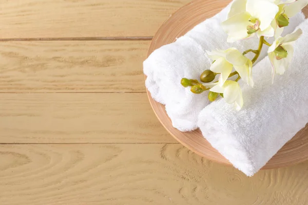 towels roll with flower