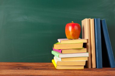 Resepsiyon, kara tahta arka plan üzerine kitaplar