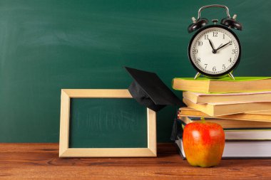 okula dönüş - elma ve Kitaplar kalemler ve yazı tahtası