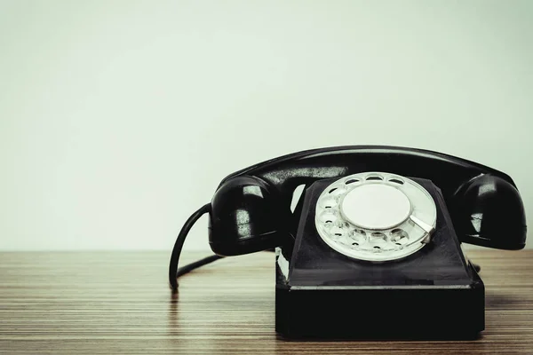 Ahşap Masa Üstünde Eski Telefon — Stok fotoğraf