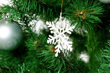 Yılbaşı ağacı süsleri ile yakın çekim