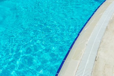 Yüzme havuzunda lüks kat mülkiyeti