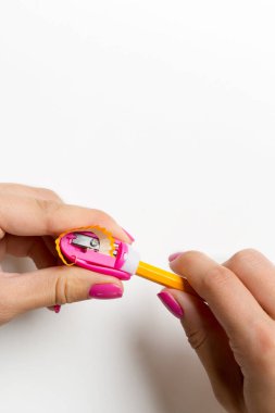 Kadın kalem keskinleştirme