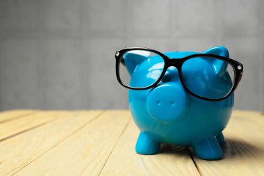 bir tablo üzerinde mavi kumbara