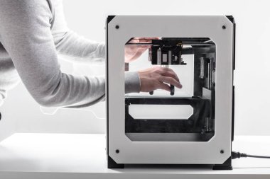 Tasarımcı 3D yazıcı ile çalışıyor