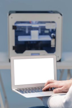 Tasarımcı 3D yazıcı ile çalışıyor