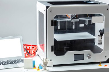 Masa üstünde laptop yakınındaki 3D printerlere harcama maddeler