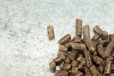 Kaynak. Masadaki topaklar.