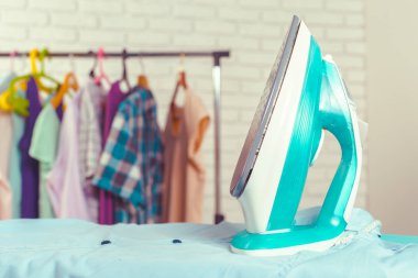 Hafif ev içi arka planda ütü tahtası