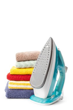 Elektrik demir ve elbise yığını