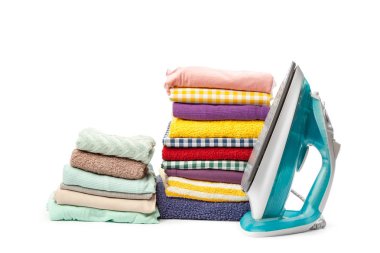 Elektrik demir ve elbise yığını