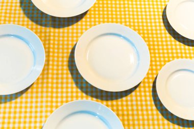 plaka üzerinde sarı damalı masa örtüsü