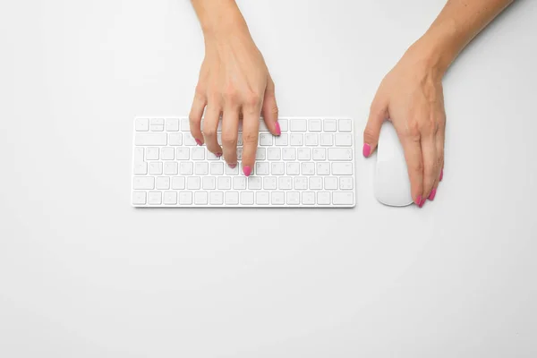 Las Manos Mujer Teclado Fondo Cerca — Foto de Stock